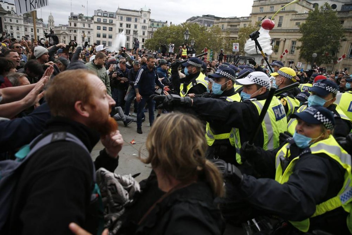 Vídeo: Protesto contra lockdown em Londres detém mais de 30 pessoas