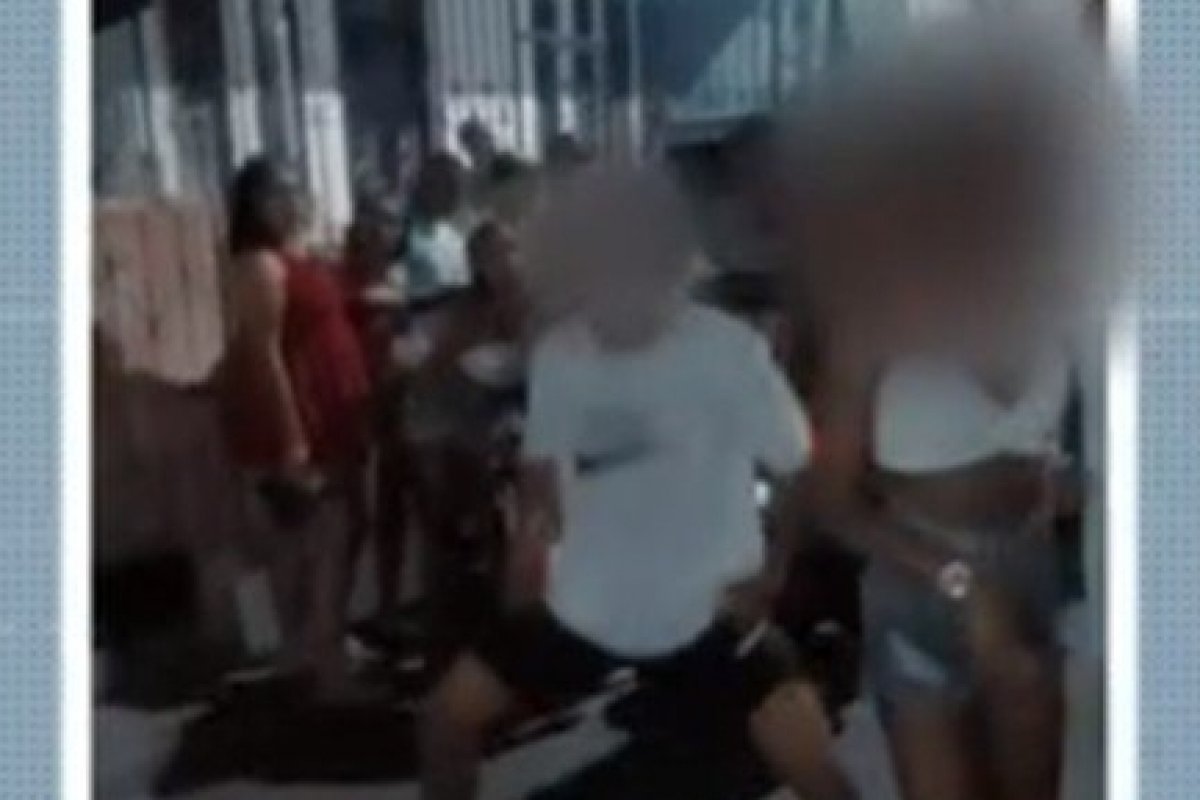 Jovens provocam aglomeração e não usam máscaras em festa 'paredão' no bairro da Liberdade, em Salvador
