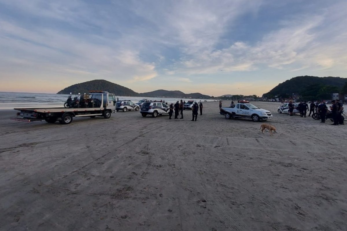 Guarda Civil interrompe festa com 300 pessoas em praia no litoral de São Paulo