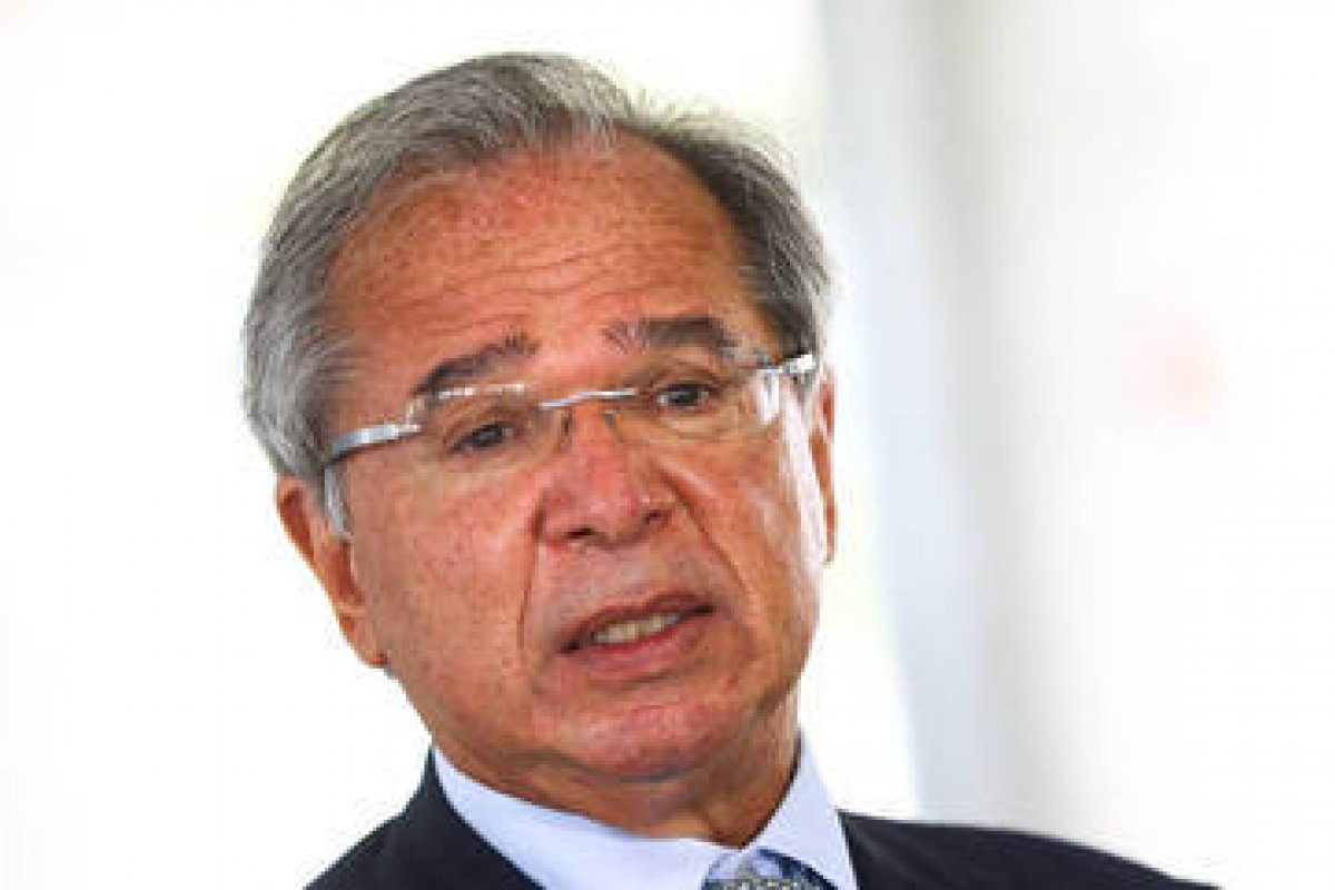 "Somos liberais, mas não somos trouxas", diz Guedes sobre situação da indústria na pandemia