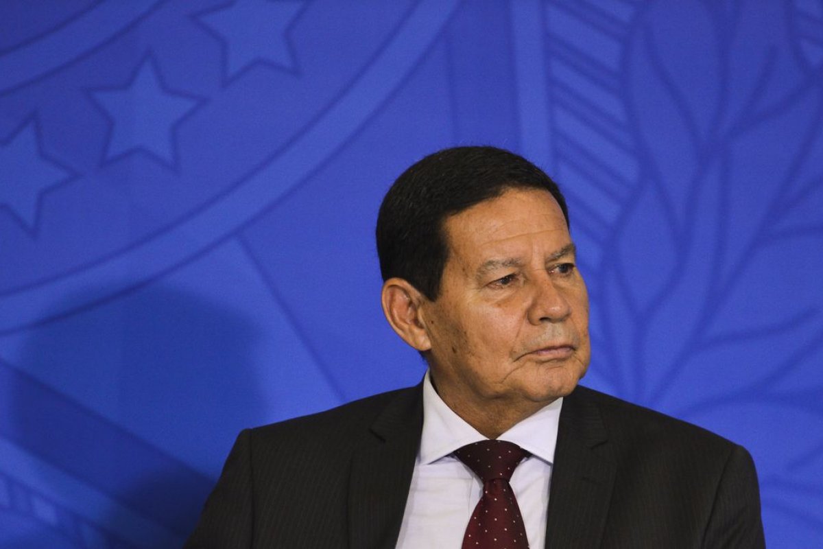  Mourão nega que Brasil viva uma onda negacionista e compara aglomerações ao futebol: "Povo não é disciplinado"