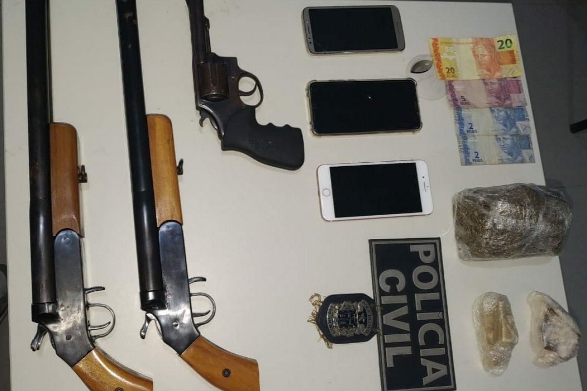 Quatro pessoas são presas com armas e drogas