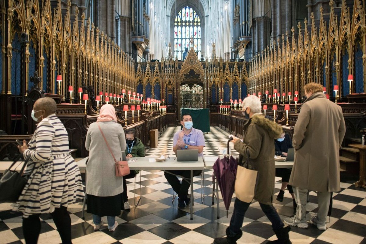 Número de mortes pela Covid-19 no Reino Unido registra queda de 42%