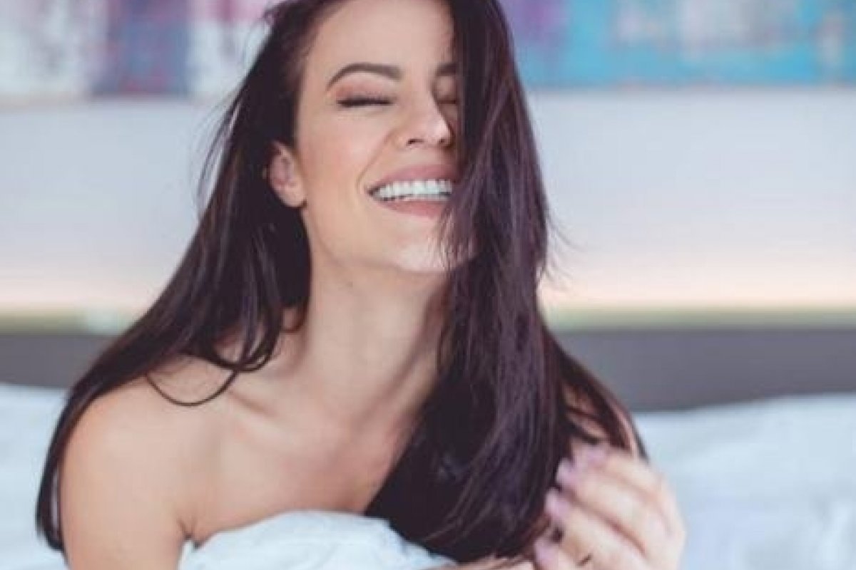 Paolla Oliveira surge nua na cama e web pega fogo