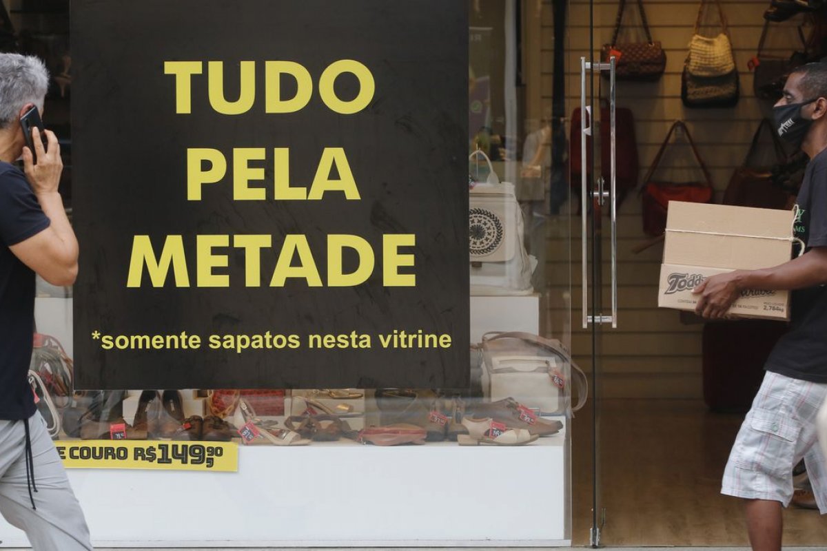 Confiança dos empresários do comércio cai 1,5%, diz CNC