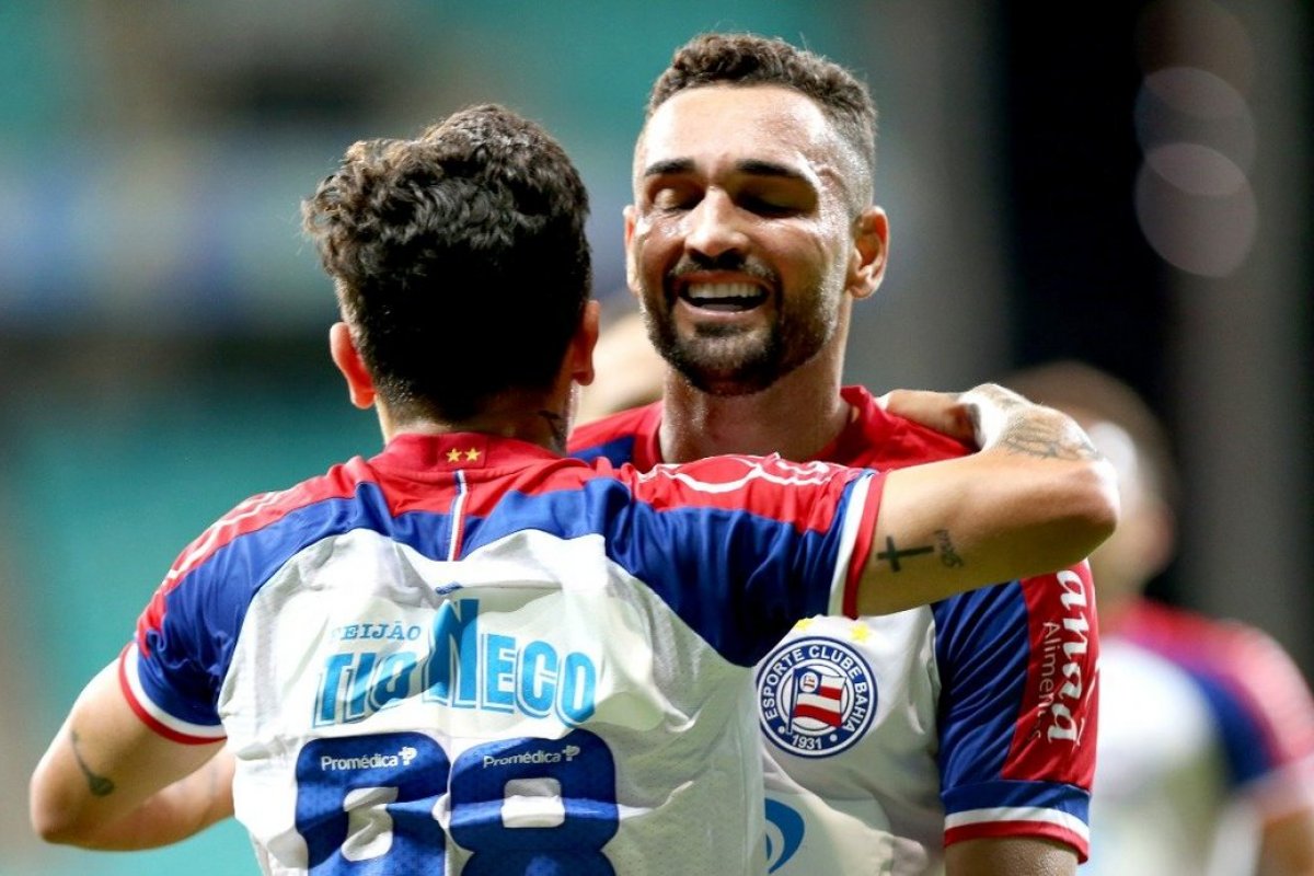 Com ajuda do VAR e erro de goleiro, Bahia vence Fluminense e vai a oitavo