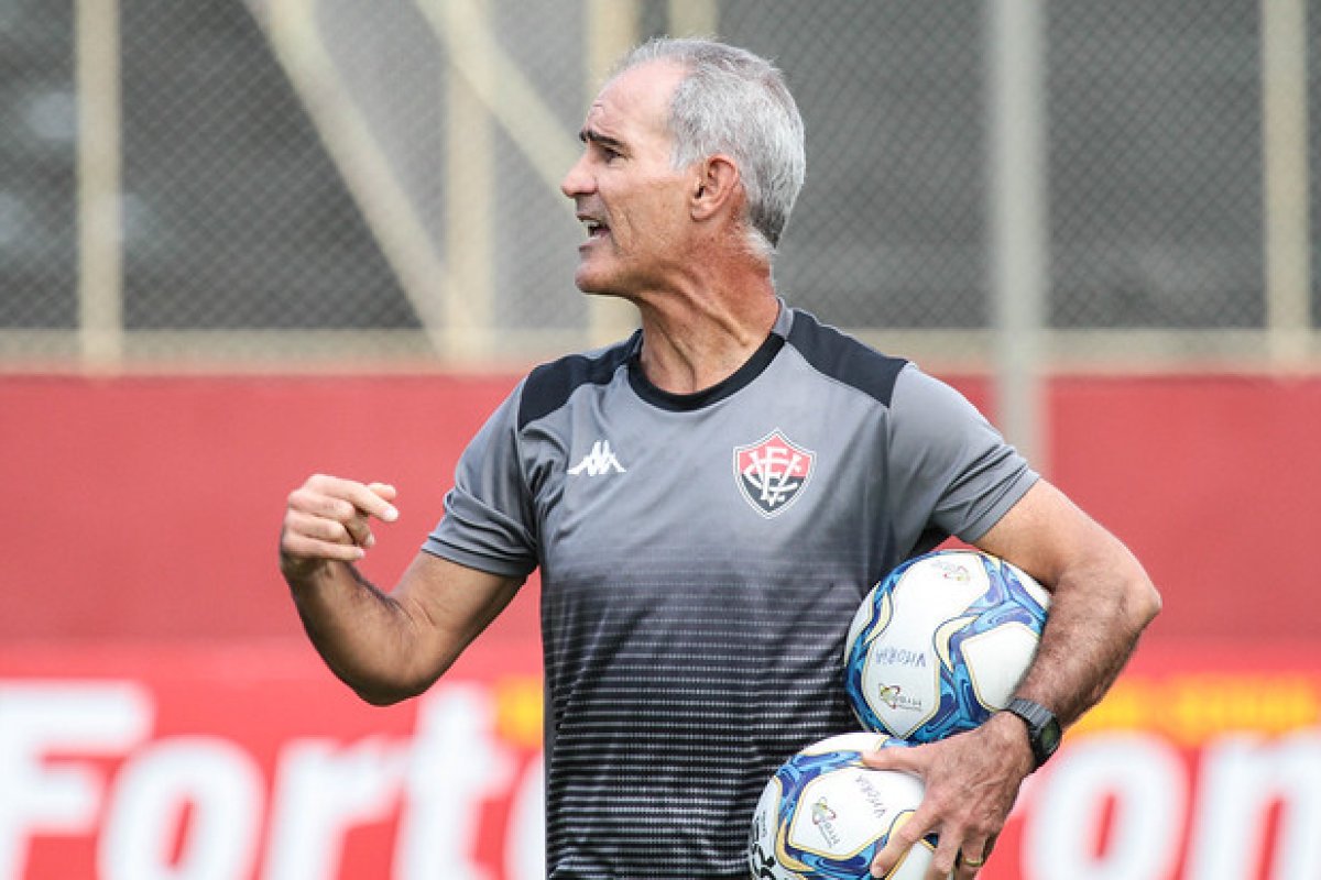 Vitória encerra primeiro turno diante do vice-líder da Série B