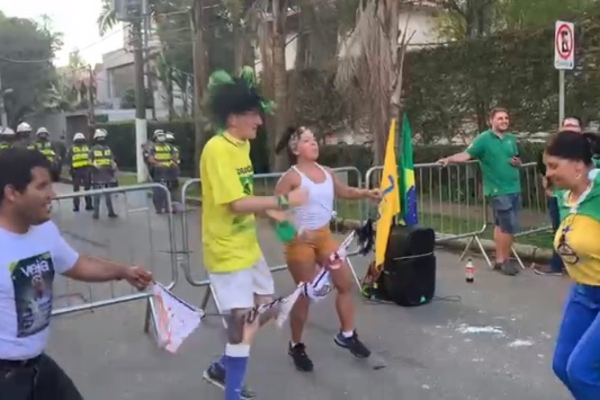 Vídeo: manifestantes fazem protesto contra medidas restritivas de Doria