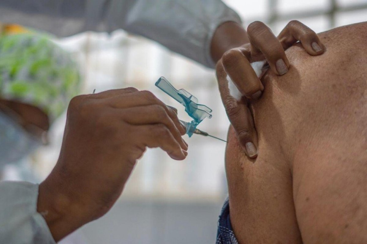 Idosos entre 68 e acima de 65 anos são vacinados contra Covid-19 em Juazeiro até sexta-feira