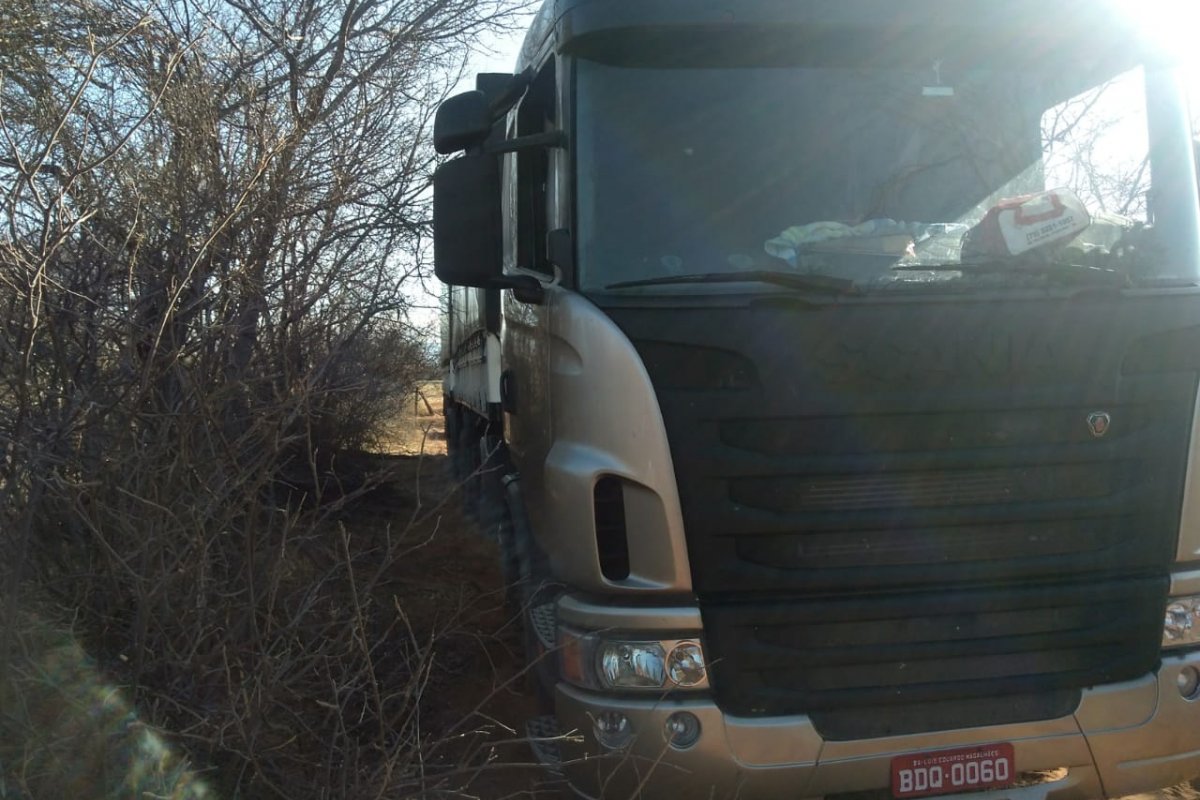 Caminhão roubado é recuperado horas após o crime; suspeitos fugiram