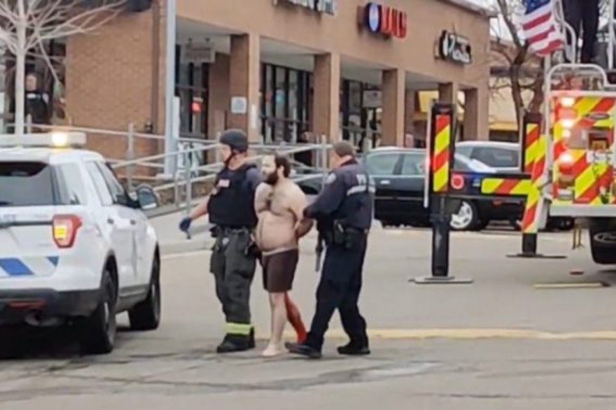 Criminoso realiza disparos em supermercado e deixa mortos nos Estados Unidos