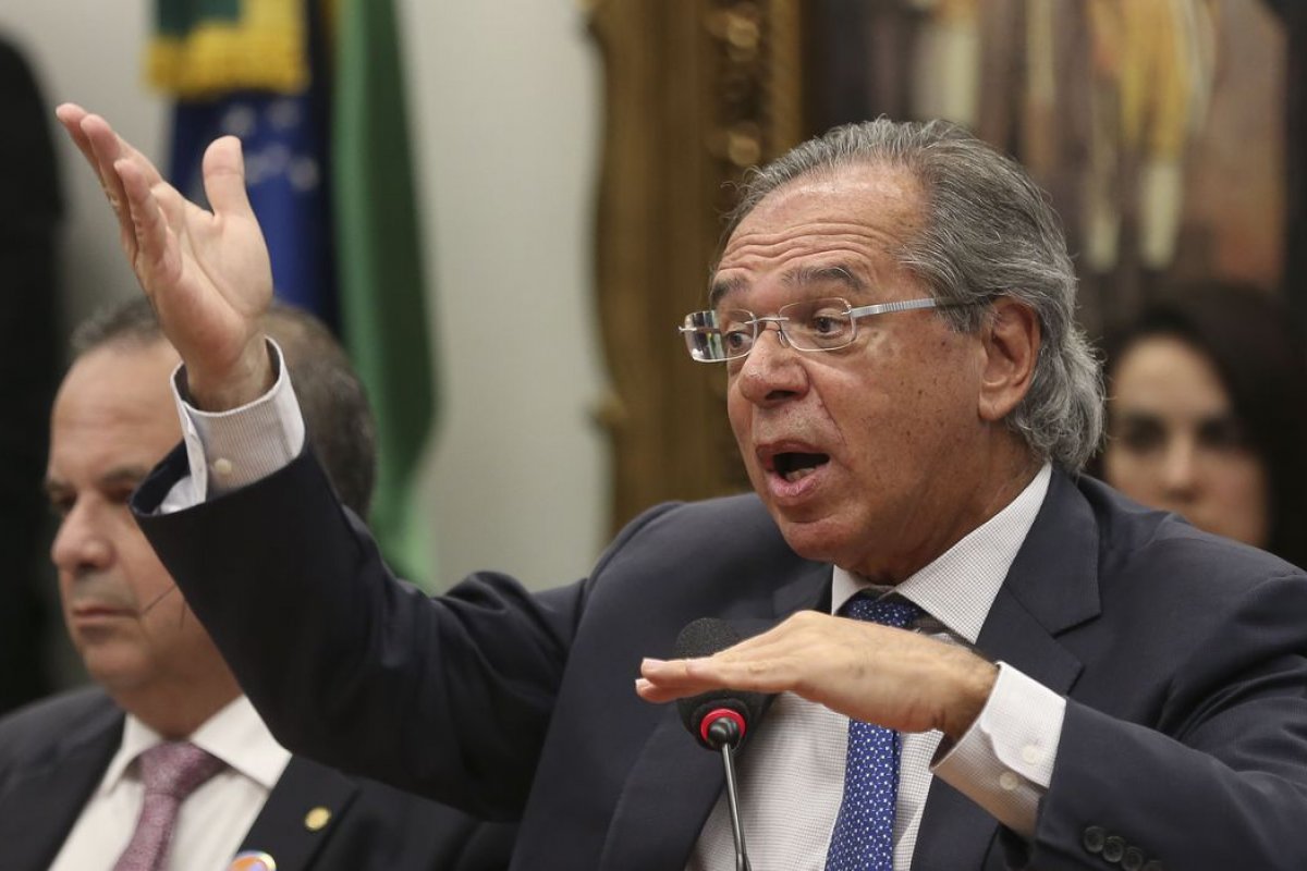 Guedes sugere necessidade de vacinação em massa de todos os informais em quatro meses