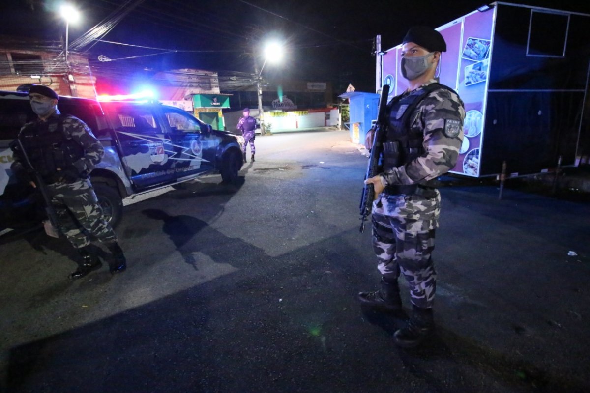 Duas pessoas são autuadas por descumprir novo horário do toque de recolher