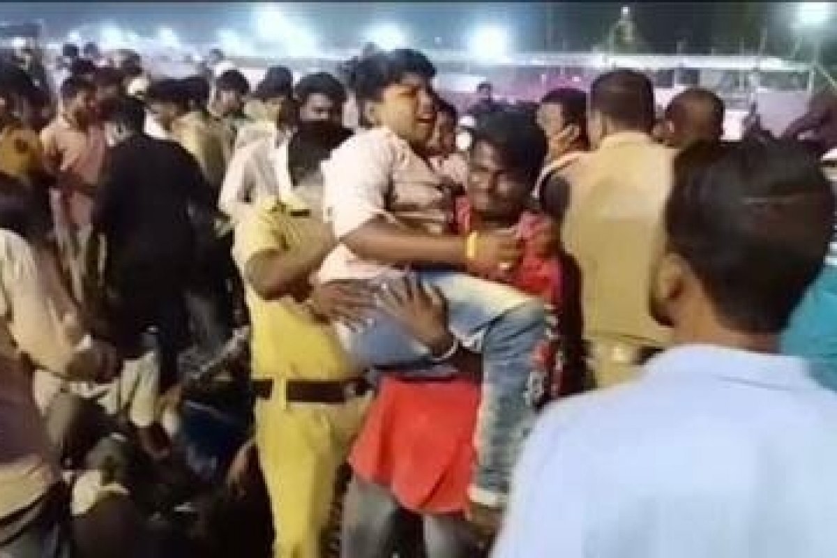 Arquibancada cai na Índia e pelo menos 60 ficam feridos