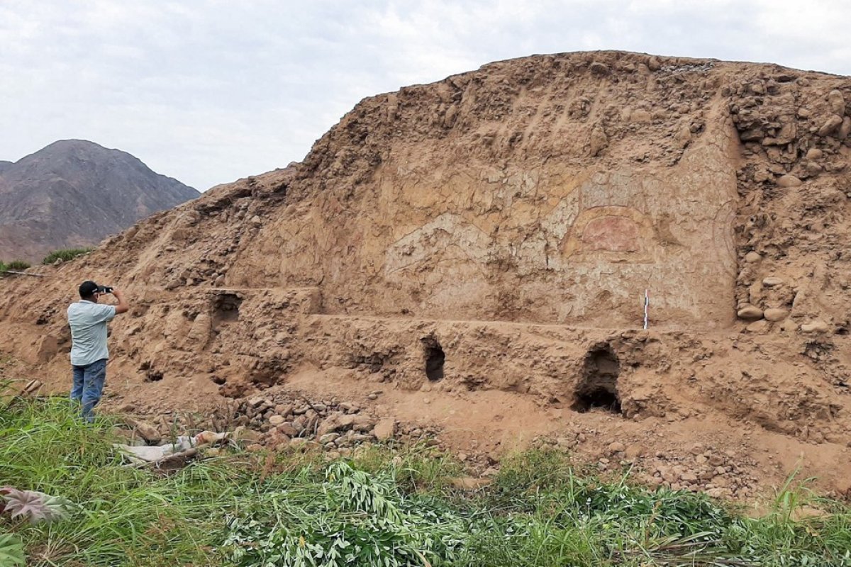 Mural pré-hispânico com 3,2 mil anos é encontrado por arqueólogos no Peru