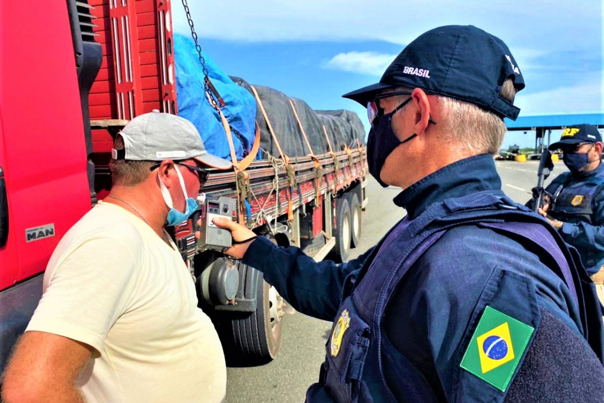 PRF-BA autou 1,9 mil motoristas em teste do bafômetro em 2020