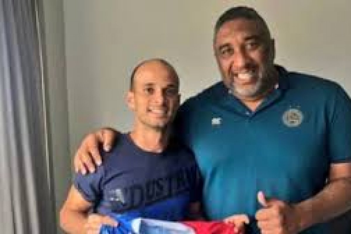 Após críticas sobre falta de uso da máscara em foto com Renê e Morais, Bahia apaga publicação e se desculpa