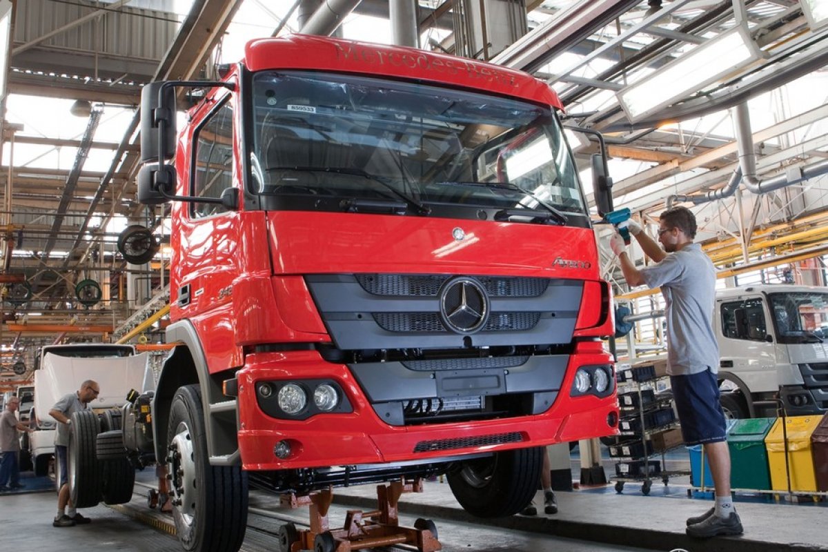 Mercedes-Benz vai paralisar produção de veículos no Brasil