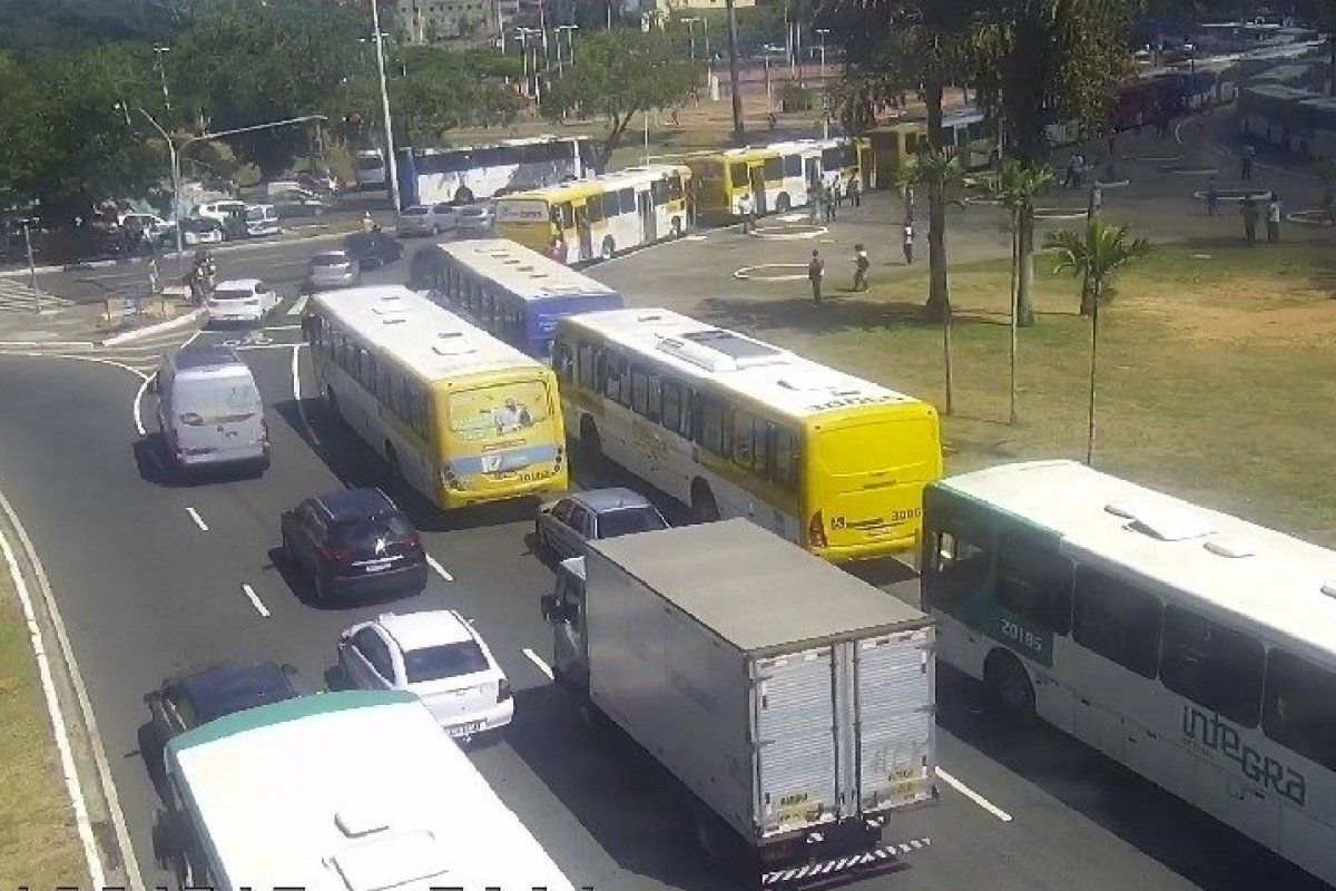 Rodoviários protestam na entrada da Estação da Lapa nesta quarta-feira (24)