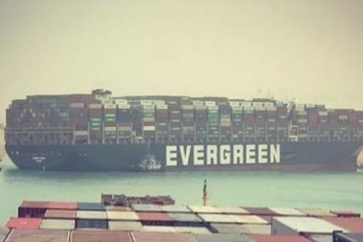 Navio de 400 metros de comprimento bloqueia circulação no Canal de Suez