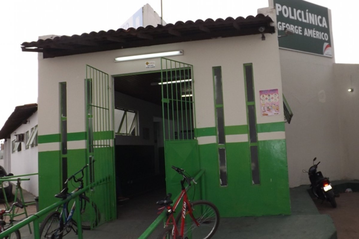 Homem baleado em conjunto de Feira de Santana morre em policlínica 