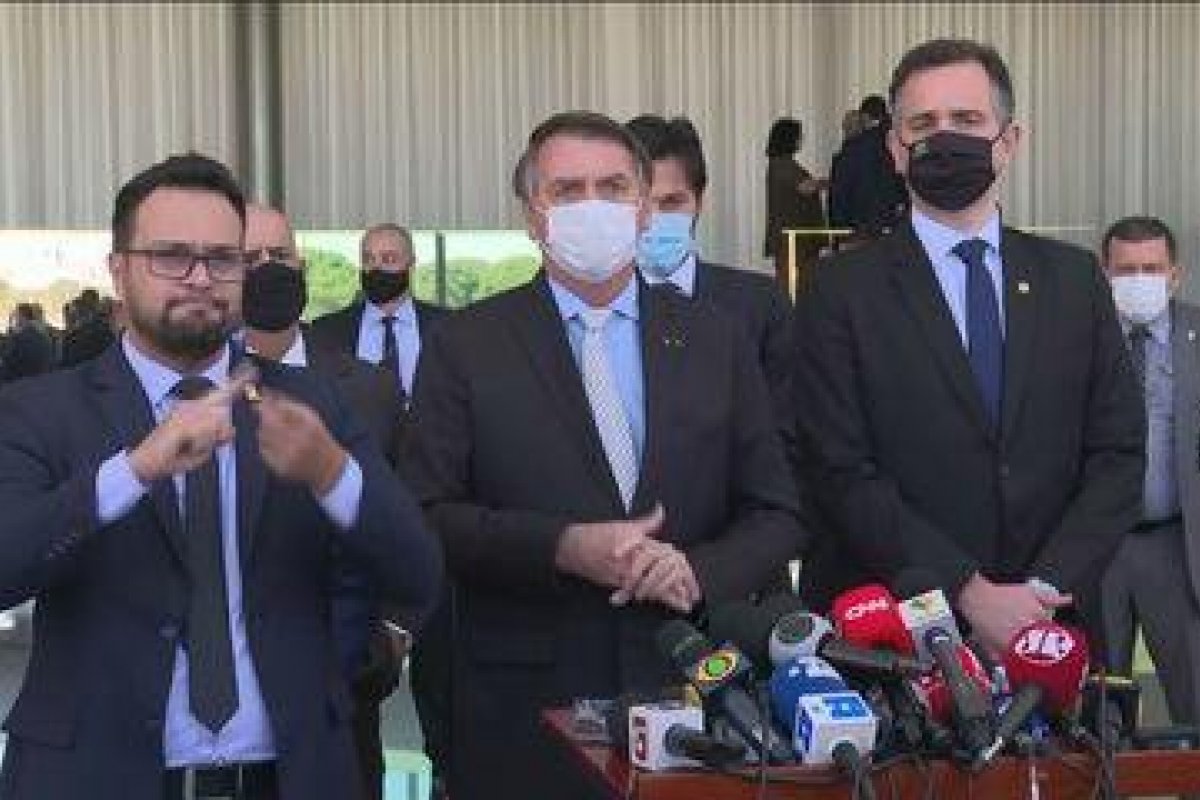 Bolsonaro anuncia parceria entre governadores e Congresso no combate da pandemia 