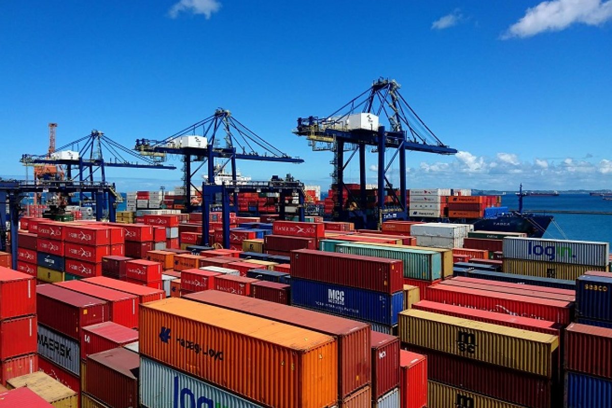 Transportadores de contêineres entram em greve na Bahia
