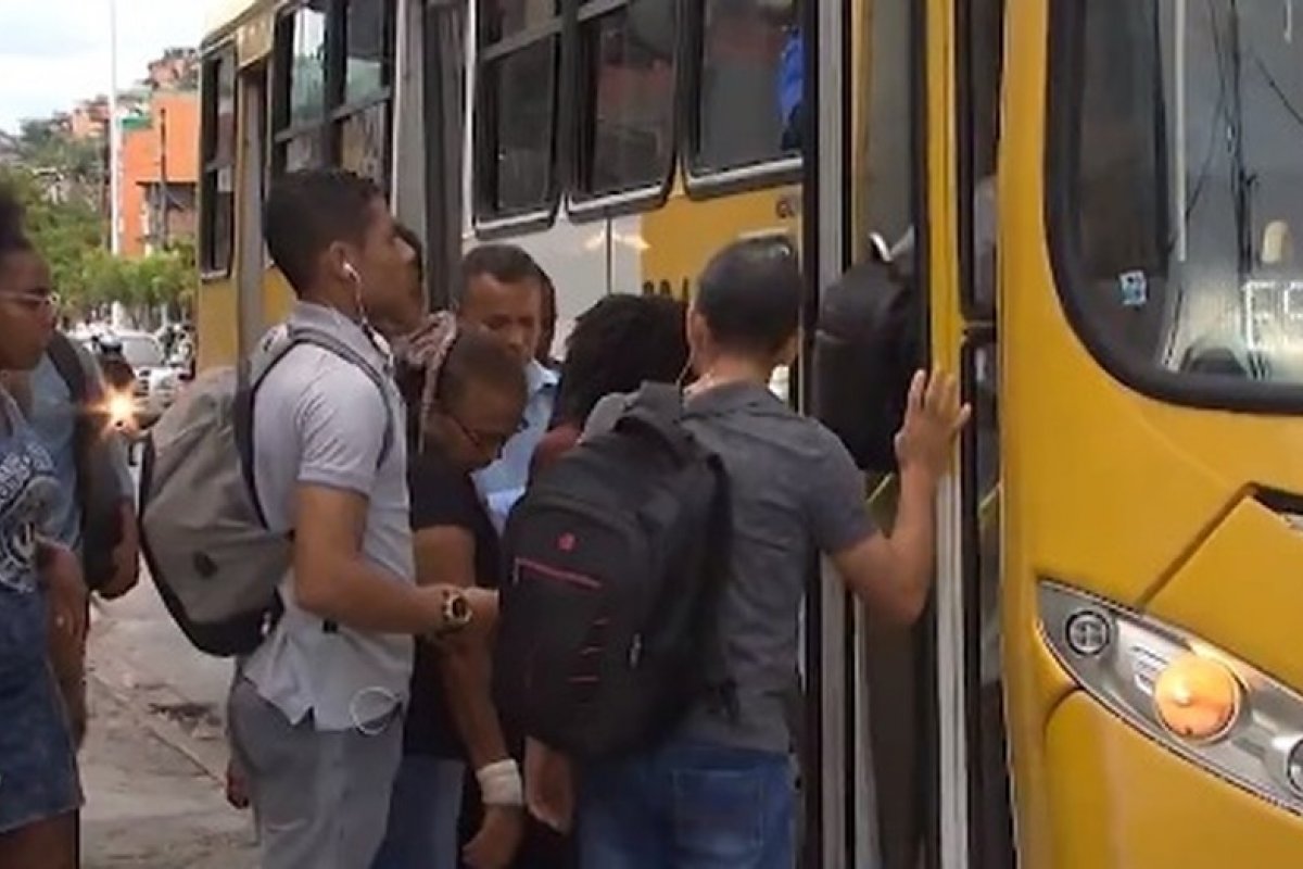 Em meio à pandemia, secretário de Mobilidade diz ser impossível controlar quantidade de passageiros nos ônibus de Salvador