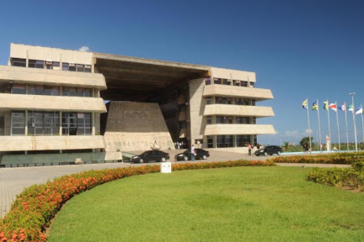 Deputados aprovam projeto que reabre igrejas durante a pandemia