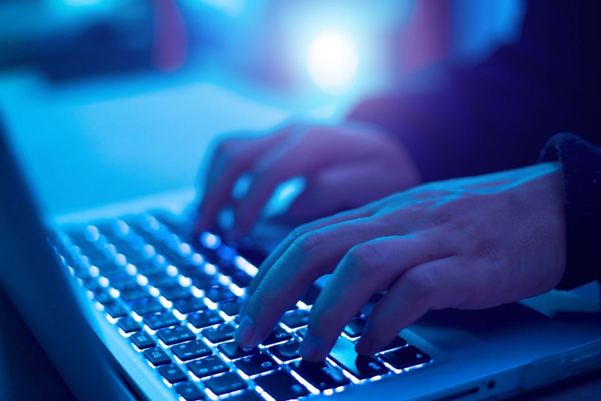 Covid-19: golpes online referente à vacinação aumentaram 530% em três meses, diz pesquisa
