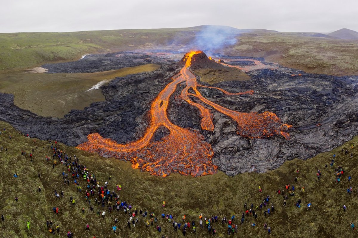 Vulcão em erupção vira atração turística na Islândia; veja fotos