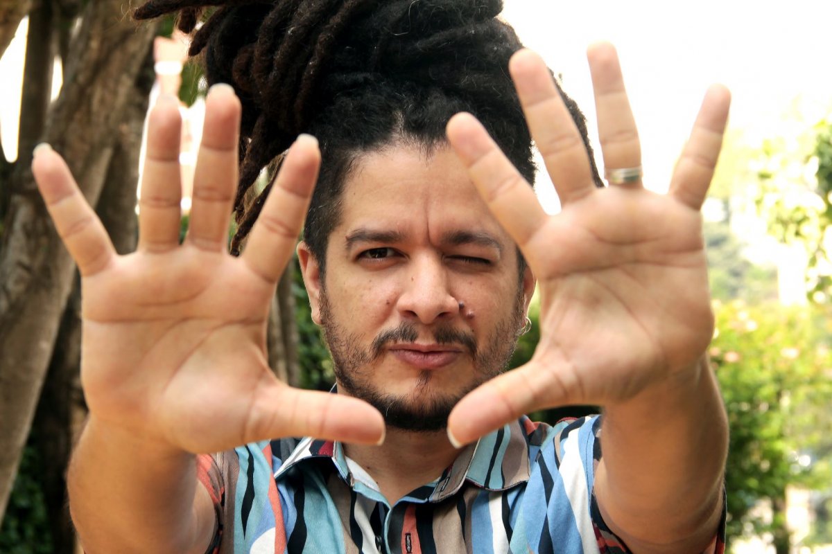 Pietro Leal volta à cena com “Estereótica” e transmite   show no YouTube dia 1º de abril