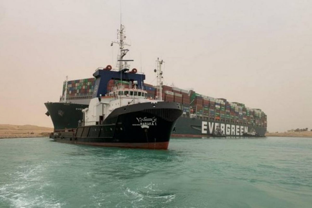Preço do petróleo sobe devido ao navio encalhado no Canal de Suez