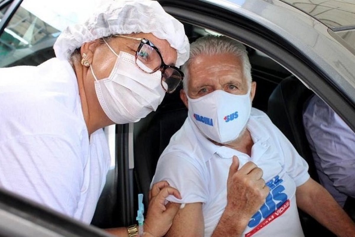 "Vacina é esperança", diz Jaques Wagner ao receber primeira dose em Salvador