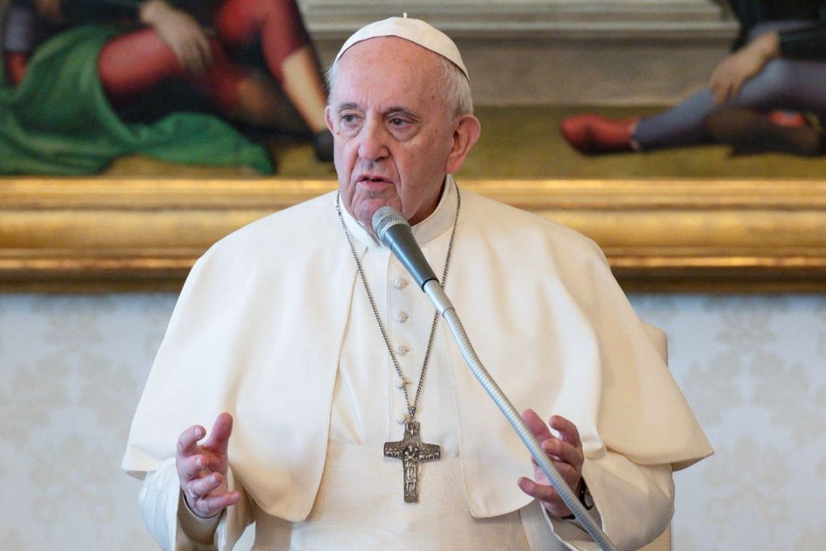 Para manter empregos, Papa Francisco determina corte de 10% no salário de cardeais