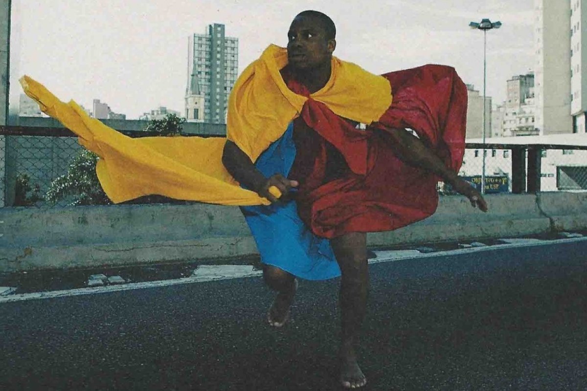 Doze artistas se apresentam em um espetáculo "Casa Parangolé"