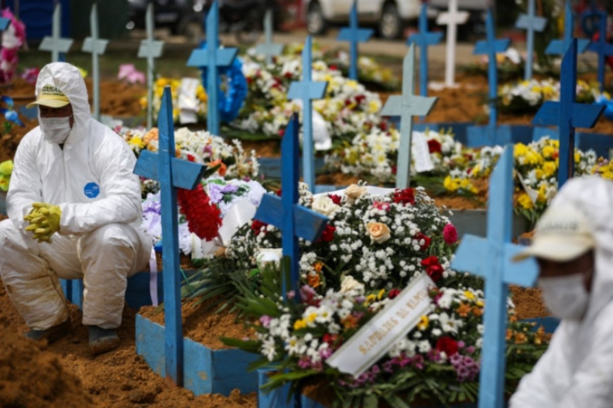 Brasil atinge marca de 300 mil mortos pela covid-19