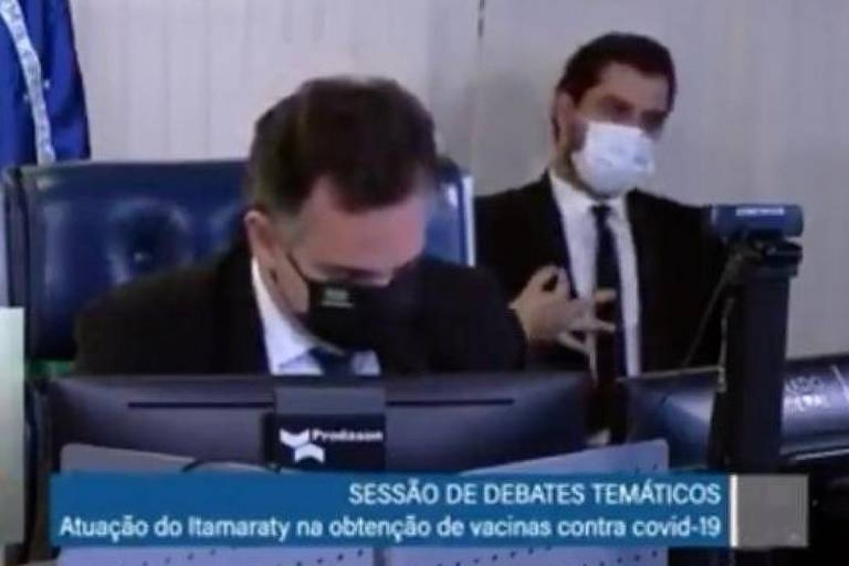 Pacheco manda investigar assessor de Bolsonaro que fez gestos obscenos em sessão do Senado