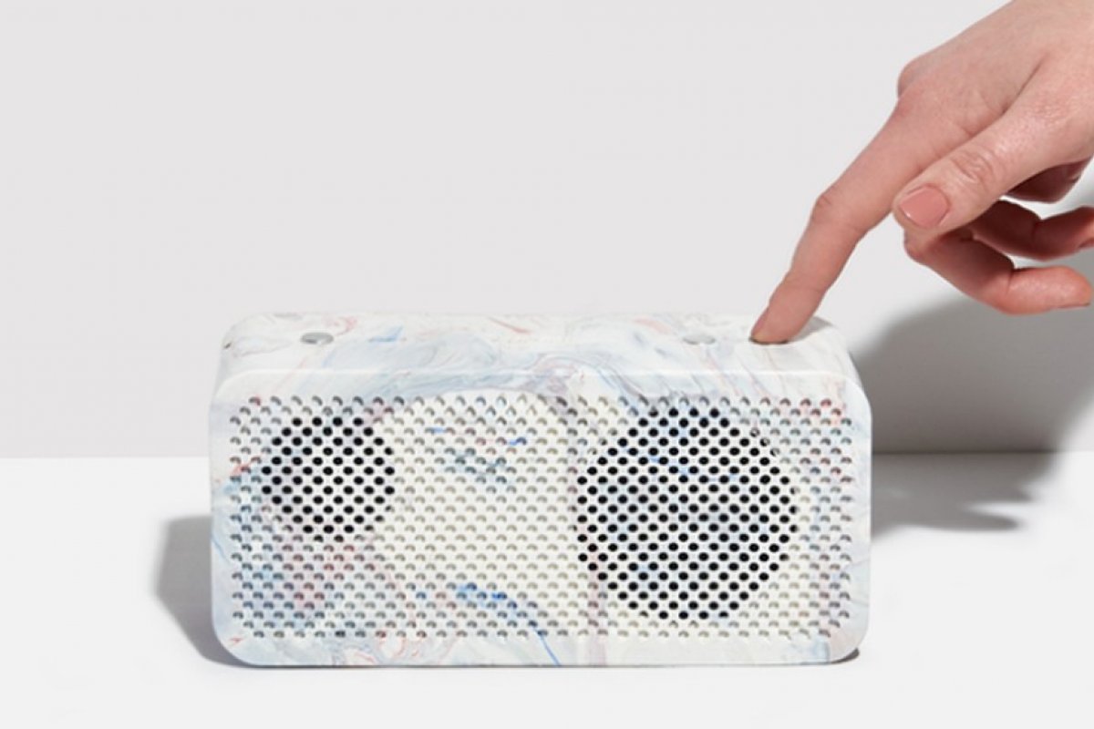 Caixa de som feita com materiais reciclados promete 20 horas de música
