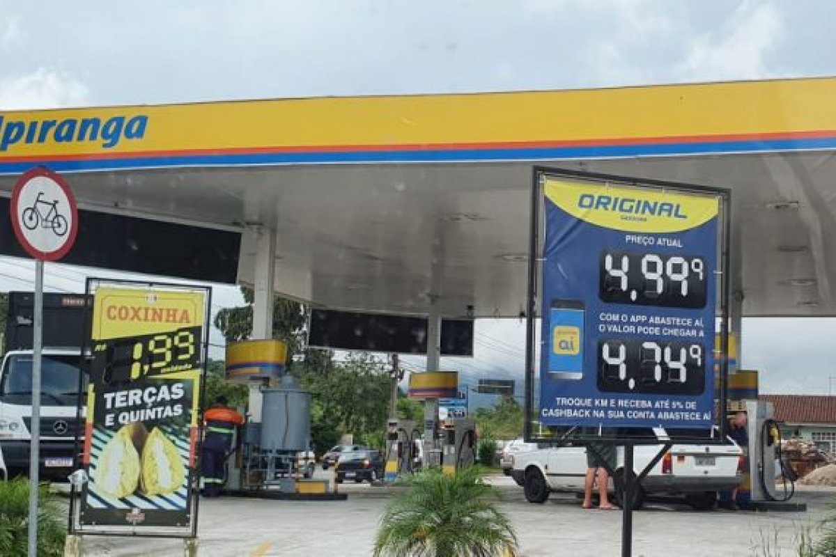 Postos são obrigados a utilizar placa para detalhar preço do combustível