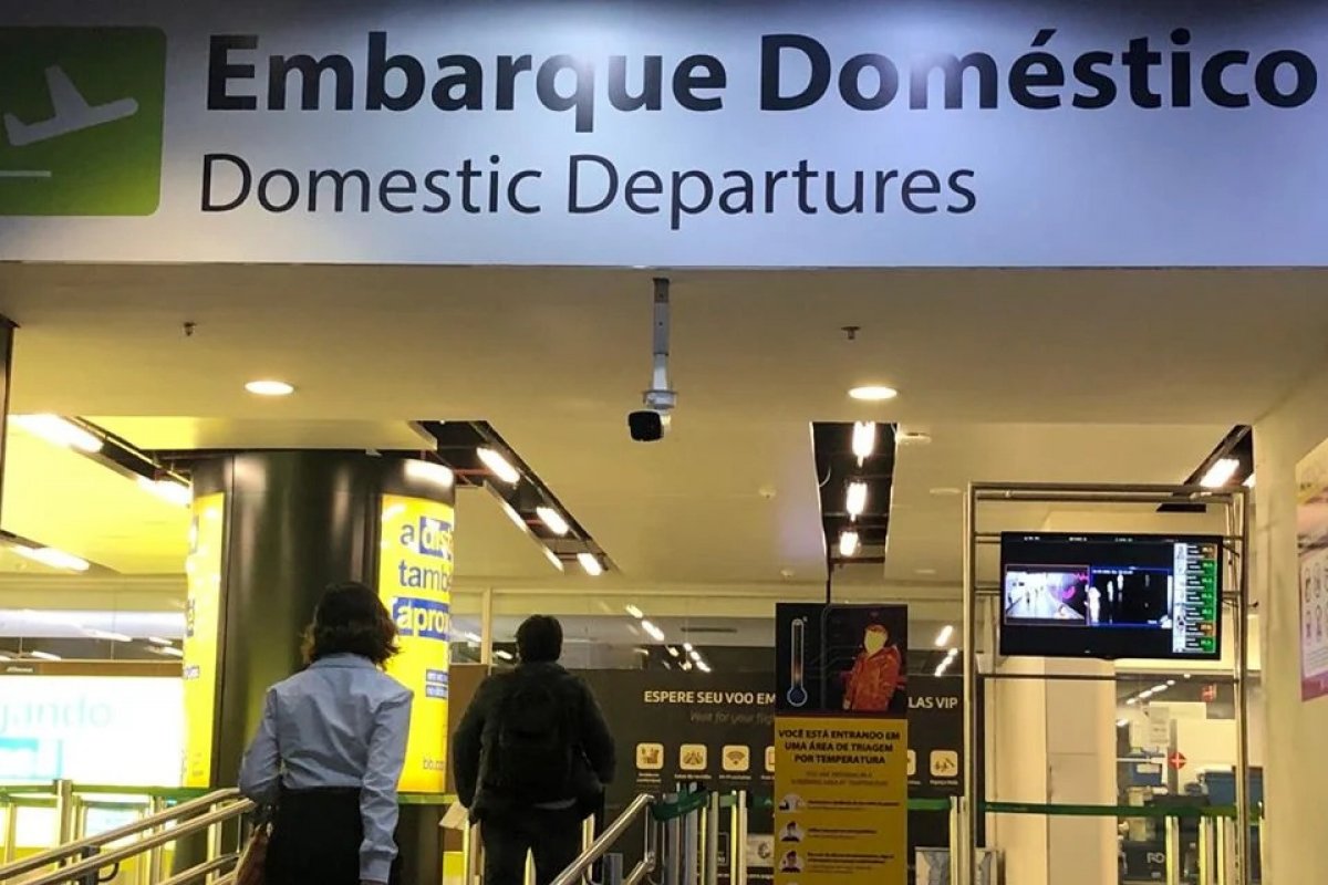 Novas regras para uso de máscara em aeroportos passam a valer nesta quinta-feira (25)