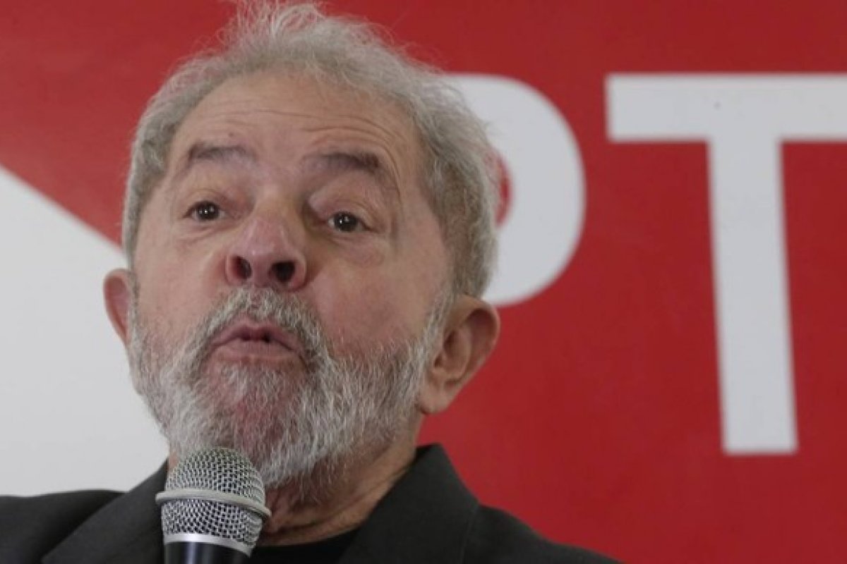 Juiz de Curitiba volta atrás e retoma envio de processos de Lula para Justiça do DF