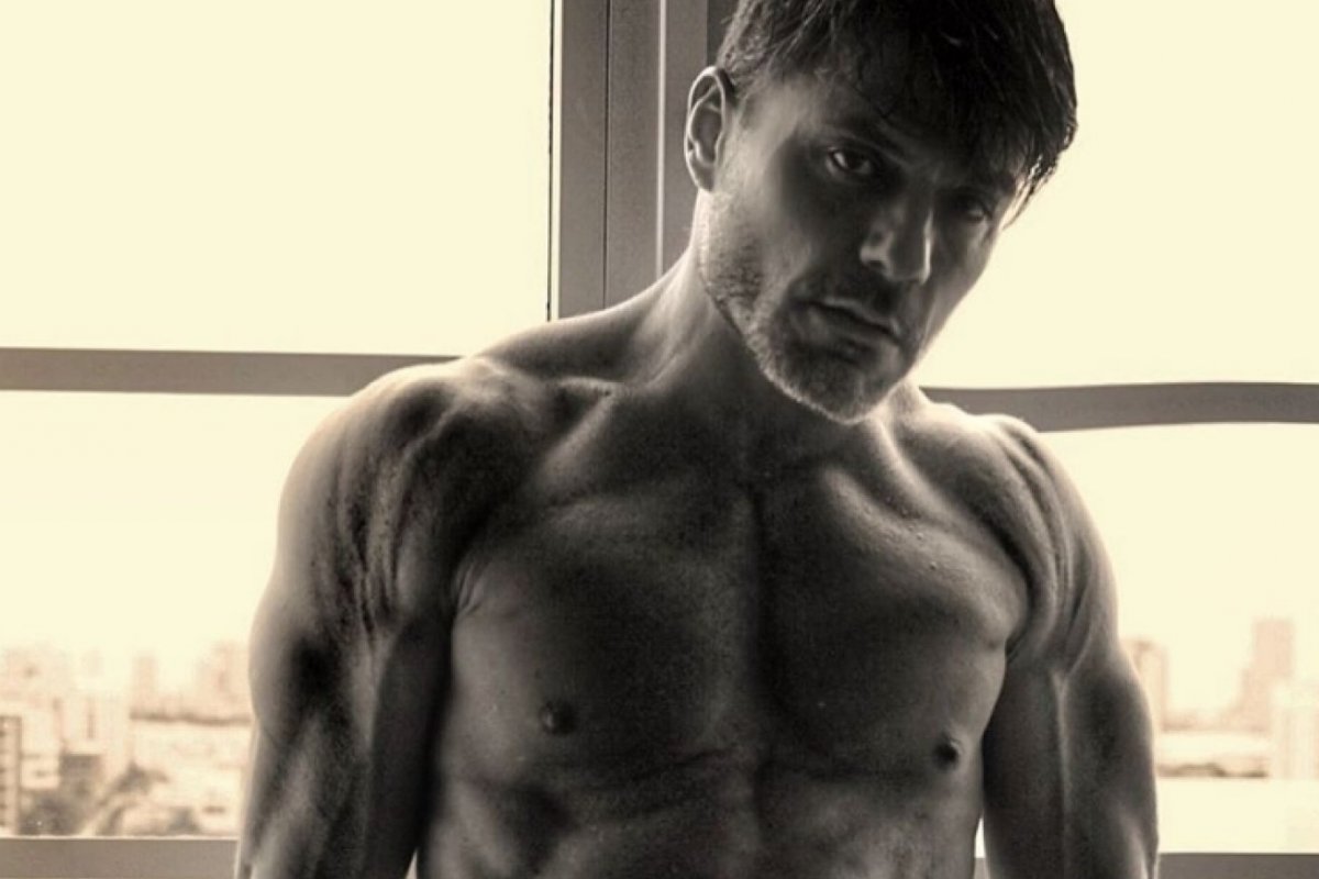 Aos 38 anos, irmão de Rodrigo Faro posa nu no verão de Miami