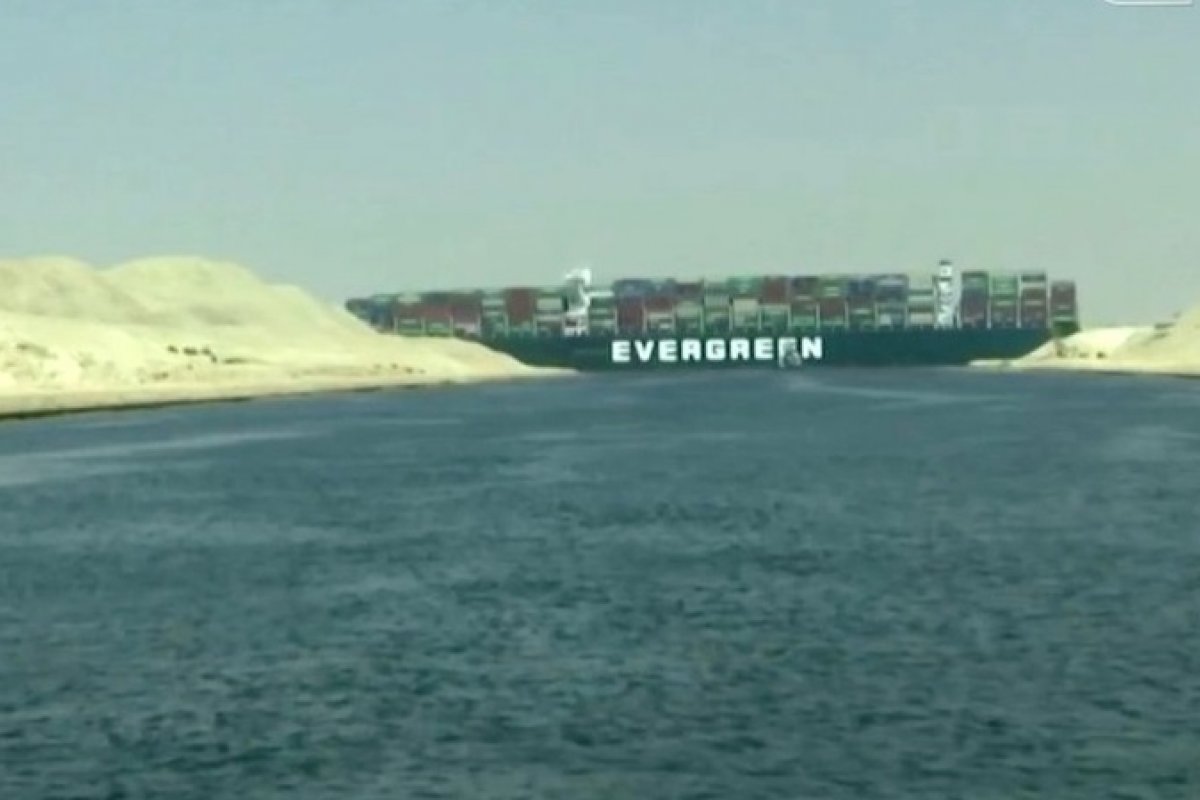 Navegação no canal de Suez permanece interditado após navio encalhar