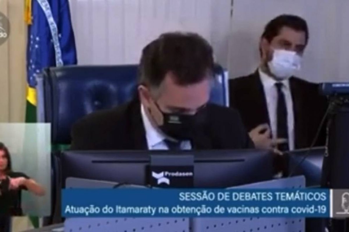 Bancada do PSOL pede afastamento de assessor que fez gestos racistas no Senado