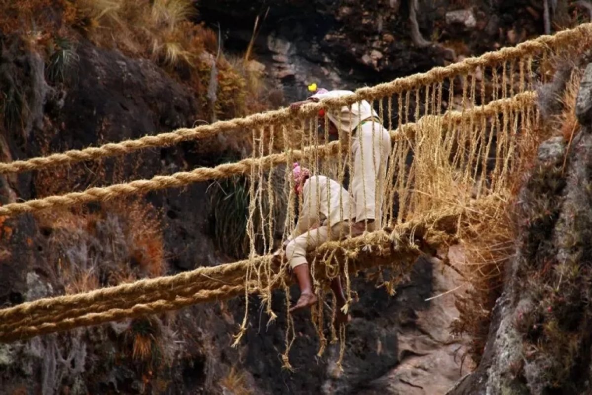 Ponte inca histórica cai no Peru por falta de manutenção devido à pandemia