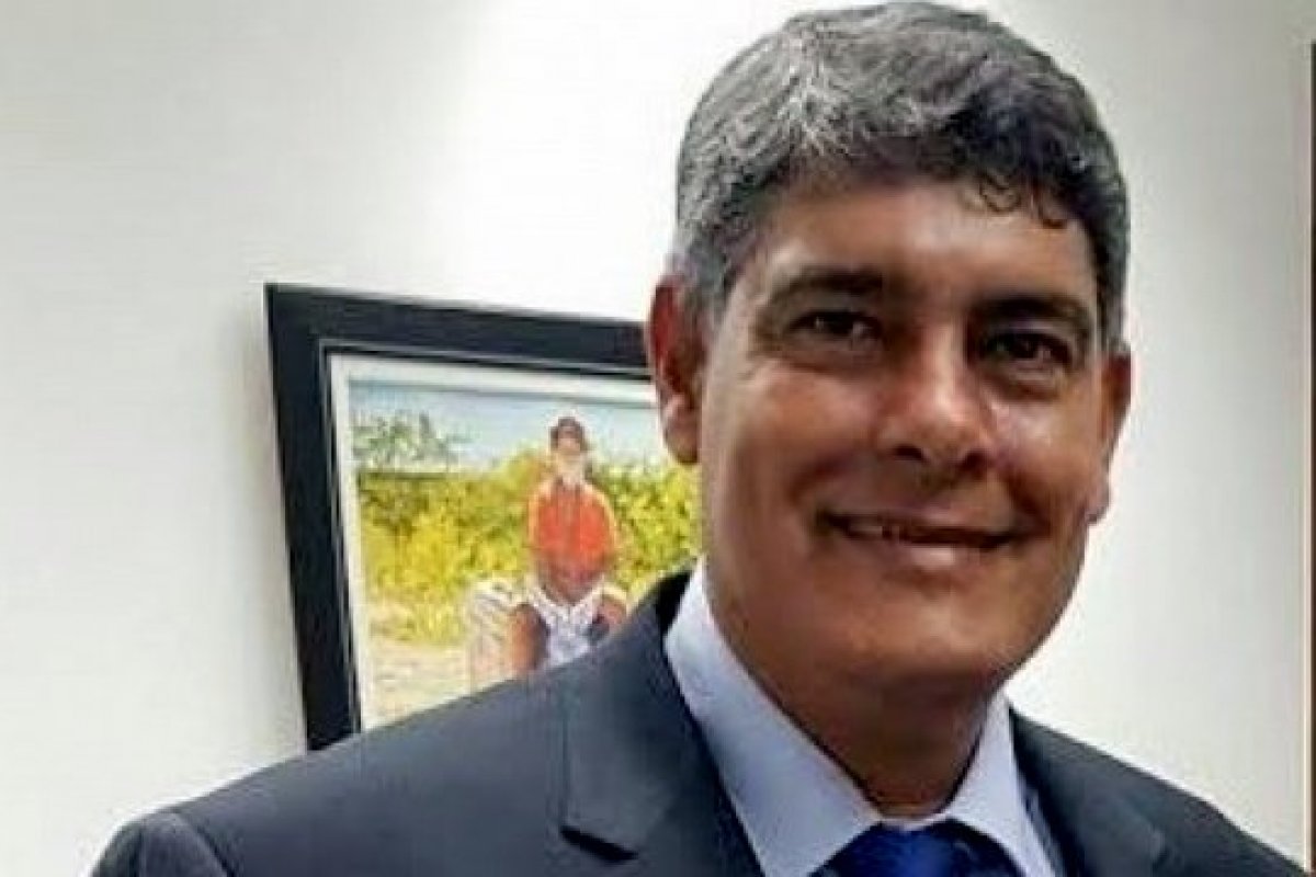 TCM multa prefeito de Santa Cruz Cabrália por acumulação de cargos dos servidores