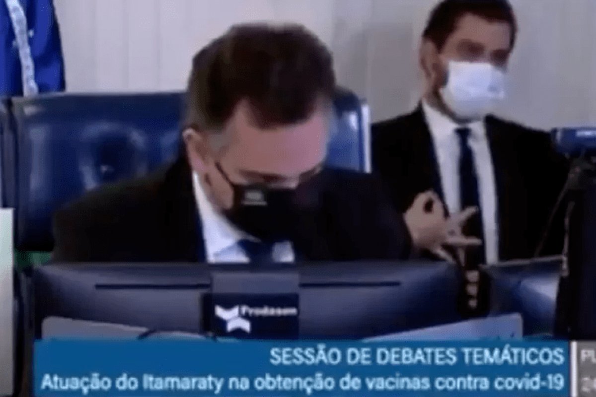 Segundo GloboNews, Bolsonaro vai afastar assessor que fez gesto no Senado