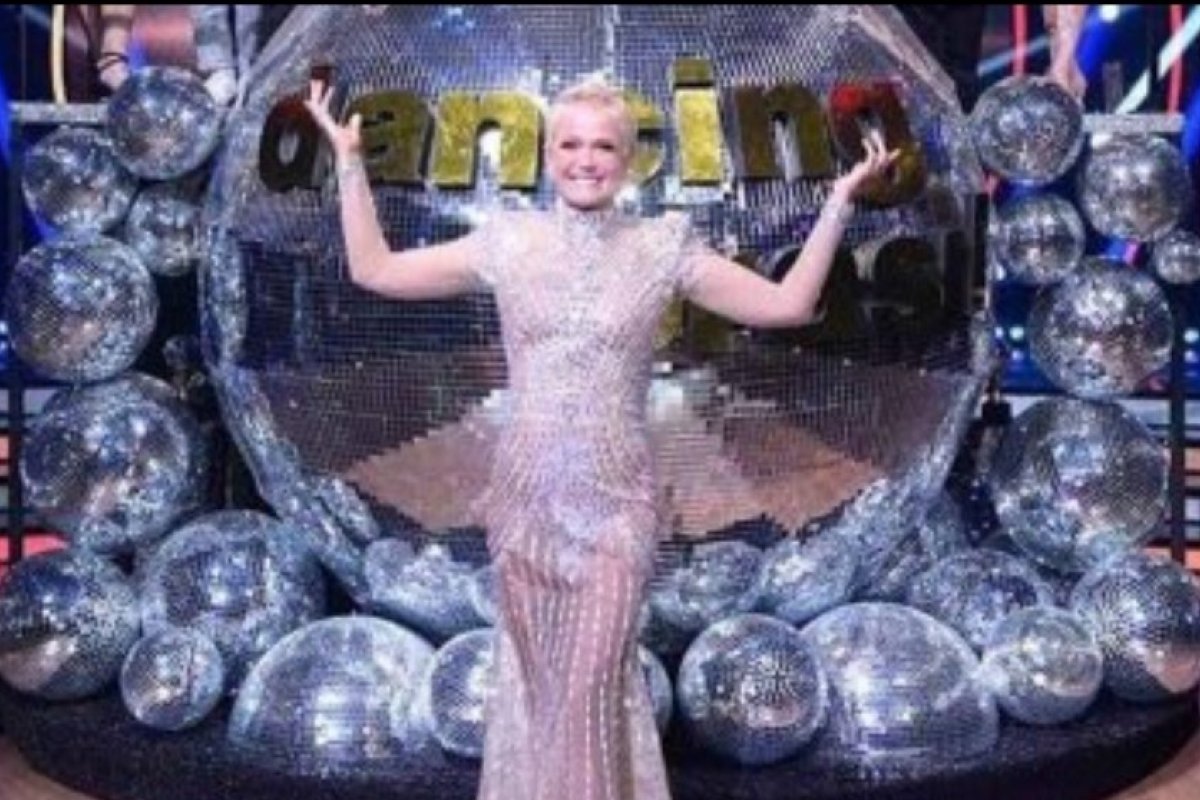 Tempos difíceis! Com ateliê fechado, estilista coloca vestido usado por Xuxa para ser rifado!