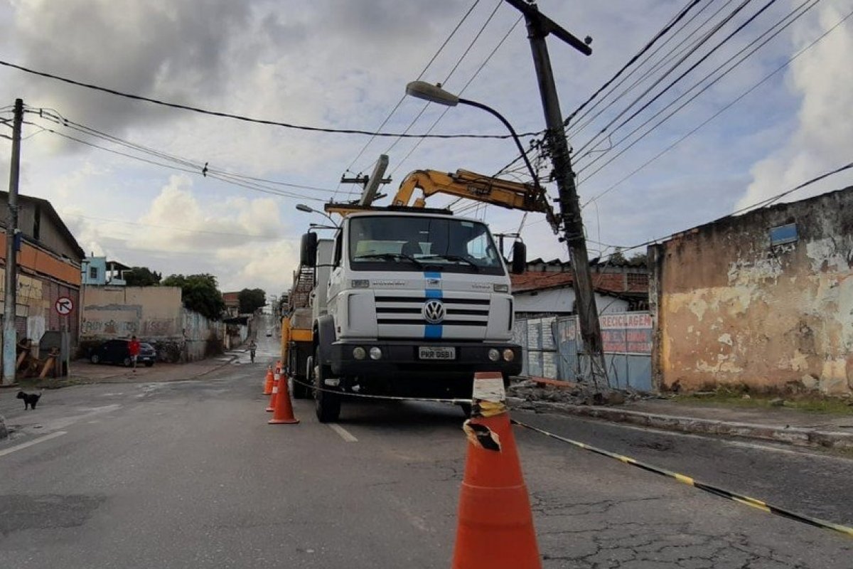 Após batida, micro-ônibus derruba poste no bairro de Águas Claras